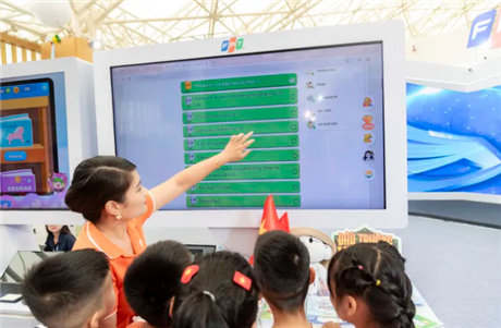 FPT giới thiệu ứng dụng AI trong giáo dục và y tế tại Triển lãm thành tựu đất nước